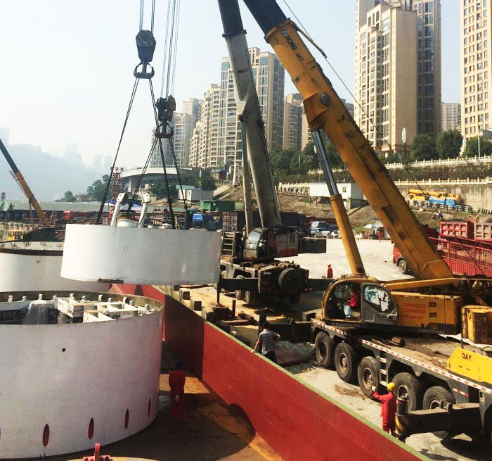 乐东吊车作业中
