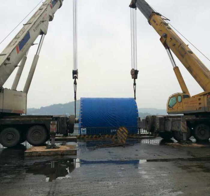乐东吊车正在作业中